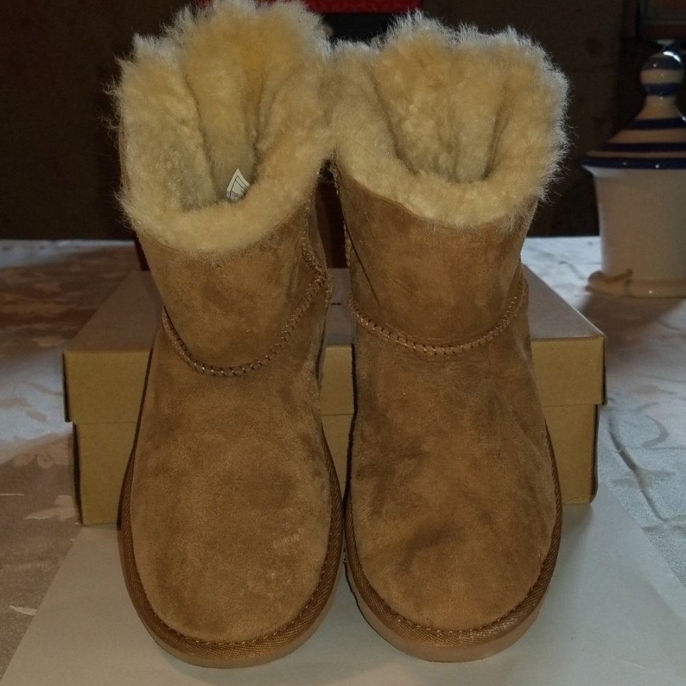 UGG low booties, chestnut